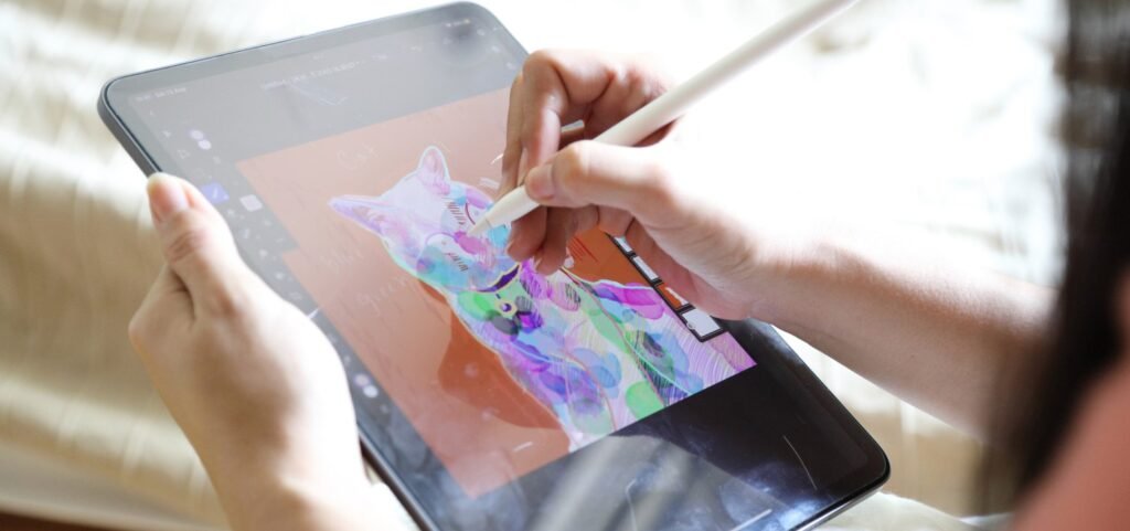 Wie digitale Kreativtools unseren Alltag einfacher und kreativer machen Die digitale Welt hat unseren Alltag in den letzten Jahren stark verändert. Aufgaben, für die früher teure Software, spezielles Fachwissen oder sogar ganze Teams notwendig waren, können heute oft mit wenigen Klicks erledigt werden. Besonders im kreativen Bereich sind digitale Tools zu unverzichtbaren Helfern geworden – egal ob für Social-Media-Posts, Videos, Präsentationen oder Marketingmaterialien. Ein gutes Beispiel dafür ist die Videoproduktion. Noch vor zehn Jahren brauchte man für ein einfaches Video meist professionelle Programme, leistungsstarke Computer und viel Zeit zum Lernen. Heute reicht oft schon ein Browser und ein intuitives Tool. Viele Menschen greifen beispielsweise auf einen kostenloser Video Editor zurück, um schnell Inhalte für Instagram, TikTok oder YouTube zu erstellen, ohne sich mit komplexer Software auseinandersetzen zu müssen. Doch Videobearbeitung ist nur ein kleiner Teil des digitalen Kreativ-Ökosystems. Moderne Tools verändern, wie wir arbeiten, lernen, kommunizieren und sogar unsere Freizeit gestalten. Sie ermöglichen es Menschen ohne Design- oder Technikkenntnisse, Ideen visuell umzusetzen und Inhalte zu erstellen, die früher nur Profis produzieren konnten. Die Demokratisierung der Kreativität Einer der größten Vorteile digitaler Kreativtools ist die sogenannte „Demokratisierung der Kreativität“. Das bedeutet: Kreative Möglichkeiten stehen heute praktisch jedem offen. Laut einer Studie von Adobe geben über 70 % der befragten Nutzer an, dass kreative Tätigkeiten ihnen helfen, Stress abzubauen und ihre Produktivität zu steigern. Gleichzeitig haben viele Menschen jedoch keine formale Ausbildung im Design oder in der Videoproduktion. Genau hier setzen moderne Tools an. Drag-and-Drop-Editoren, fertige Templates und KI-gestützte Funktionen ermöglichen es auch Einsteigern, professionelle Ergebnisse zu erzielen. Statt Stunden mit technischen Details zu verbringen, können sich Nutzer stärker auf ihre eigentliche Idee konzentrieren. Ein kleines Unternehmen kann beispielsweise innerhalb weniger Minuten: Social-Media-Grafiken erstellen kurze Marketingvideos produzieren Präsentationen gestalten Logos oder Branding-Material entwickeln Diese Geschwindigkeit verändert die Art, wie Unternehmen arbeiten. Kreativtools im Berufsalltag Digitale Kreativtools sind längst nicht mehr nur für Designer gedacht. In vielen Branchen gehören sie heute zum Standard. Marketing-Teams nutzen sie, um Kampagnen schneller umzusetzen. Lehrkräfte erstellen visuelle Lernmaterialien. Startups entwickeln Prototypen für neue Produkte. Selbst interne Kommunikation wird kreativer – etwa durch kurze Videos oder Infografiken. Ein gutes Beispiel ist Content Marketing. Unternehmen müssen heute regelmäßig Inhalte veröffentlichen, um online sichtbar zu bleiben. Laut HubSpot veröffentlichen erfolgreiche Marken häufig mehrere Inhalte pro Woche. Ohne digitale Tools wäre das kaum möglich. Moderne Plattformen bieten Vorlagen für: Social-Media-Posts Bloggrafiken Präsentationen Werbeanzeigen Dadurch können Teams schneller arbeiten und gleichzeitig ein konsistentes Markenbild behalten. Kreativität im Alltag: Nicht nur für Unternehmen Auch im privaten Alltag spielen digitale Kreativtools eine immer größere Rolle. Viele Menschen nutzen sie zum Beispiel für: Geburtstagsvideos oder Fotocollagen Einladungen für Veranstaltungen Reisevideos persönliche Social-Media-Inhalte Besonders bei jüngeren Generationen gehört kreativer Content inzwischen ganz selbstverständlich zum Alltag. Plattformen wie TikTok oder Instagram haben dazu beigetragen, dass Millionen Menschen regelmäßig Videos, Stories und Grafiken erstellen. Dabei geht es oft gar nicht um Perfektion. Viel wichtiger ist die Möglichkeit, Ideen schnell umzusetzen und zu teilen. KI verändert kreative Workflows Ein weiterer großer Trend ist der Einsatz von künstlicher Intelligenz in Kreativtools. KI kann heute viele Aufgaben automatisieren, die früher viel Zeit gekostet haben. Dazu gehören zum Beispiel: automatische Bildbearbeitung Videozusammenfassungen Text-zu-Bild-Generierung automatische Untertitel für Videos Designvorschläge basierend auf Inhalten Diese Technologien beschleunigen kreative Prozesse enorm. Statt stundenlang an kleinen Details zu arbeiten, können Nutzer schnell mehrere Varianten ausprobieren und die beste auswählen. In Zukunft wird dieser Trend wahrscheinlich noch stärker werden. Experten gehen davon aus, dass KI-gestützte Kreativsoftware in den nächsten Jahren zu den wichtigsten Produktivitätstools gehören wird. Warum einfache Tools oft die besten sind Interessanterweise sind die erfolgreichsten Kreativtools oft nicht die komplexesten. Nutzer bevorzugen Lösungen, die schnell verständlich sind und sofort Ergebnisse liefern. Dafür gibt es mehrere Gründe: Erstens sparen einfache Tools Zeit. Wer Inhalte regelmäßig produziert, möchte nicht jedes Mal ein kompliziertes Programm starten. Zweitens reduzieren sie technische Hürden. Menschen können sich auf ihre Ideen konzentrieren statt auf Softwarefunktionen. Drittens fördern sie Experimentieren. Wenn ein Tool leicht zu bedienen ist, probieren Nutzer häufiger neue Formate oder Designs aus. Gerade diese Kombination aus Einfachheit und Kreativität macht moderne Tools so beliebt. Die Zukunft digitaler Kreativität Die Entwicklung digitaler Kreativtools steht noch lange nicht still. In den kommenden Jahren werden wir wahrscheinlich noch stärkere Automatisierung, bessere KI-Unterstützung und noch intuitivere Benutzeroberflächen sehen. Gleichzeitig wird Kreativität immer wichtiger – sowohl im beruflichen Kontext als auch im persönlichen Alltag. Unternehmen müssen visuell kommunizieren, Menschen wollen ihre Ideen teilen, und digitale Plattformen verlangen ständig neuen Content. Digitale Kreativtools machen genau das möglich. Sie verwandeln Ideen in Inhalte, senken technische Hürden und geben immer mehr Menschen die Möglichkeit, kreativ zu sein. Und vielleicht ist genau das ihr größter Vorteil: Sie machen Kreativität nicht komplizierter, sondern zugänglicher.